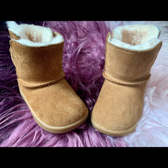 EUC Toddler Uggs SOLD - Picture 2 of 4